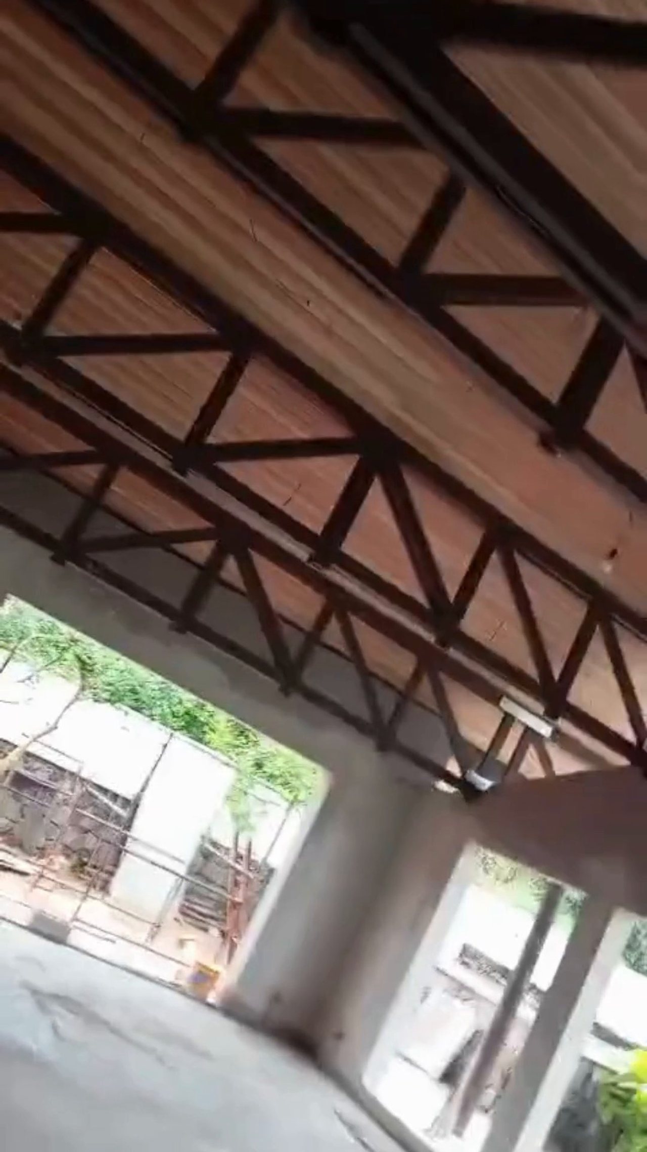 Forro de madeira instalado no interior da academia e sala de jogos na Praia da Baleia