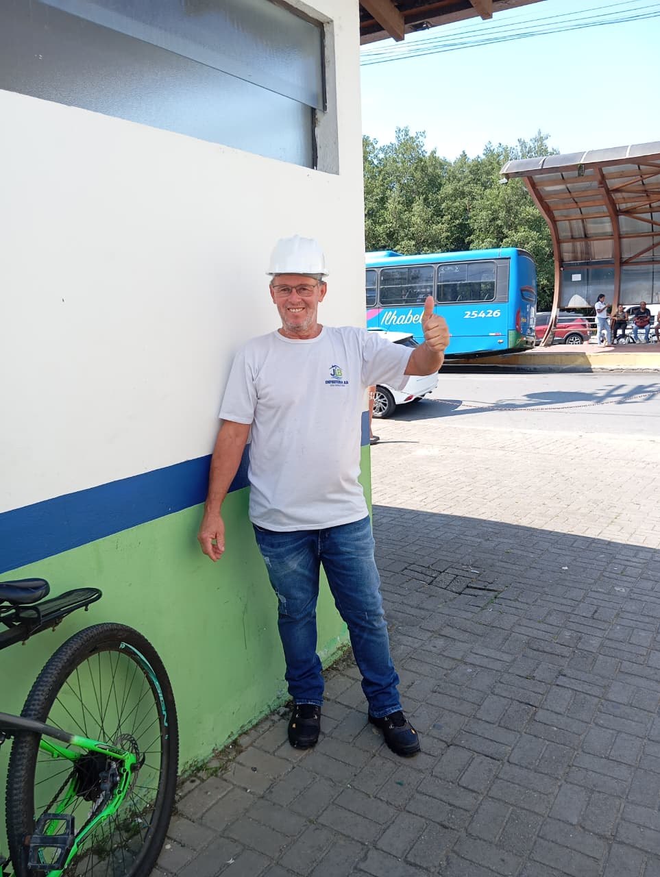 José Lenildo, sorrindo, com capacete e uniforme da Empreiteira JLB