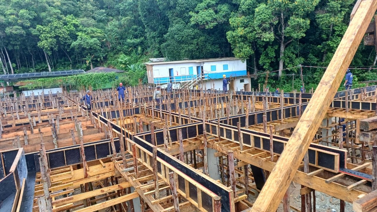 Montagem da grelha de vigas antes da concretagem da laje